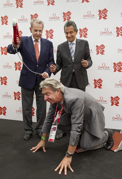 国际奥委会主席雅克•罗格、斯沃琪集团首席执行官尼克•海耶克与欧米茄全球总裁欧科华现场体验将用于伦敦奥运会的全新起跑器