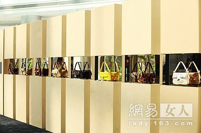 芬迪BAGUETTE手袋全球巡展