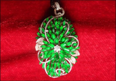 价值百万的帝王绿翡翠挂件:亮相重庆珠宝首饰玉石展