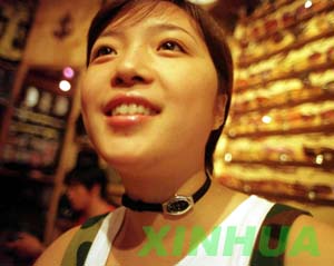 追求另类 重庆妹手表绕着脖子戴