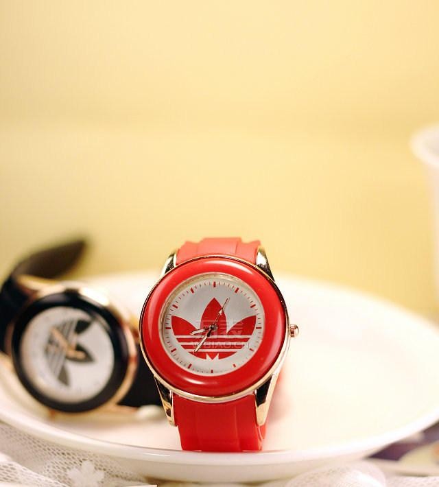 三叶草手表价格，奢华耀眼腕间尽显