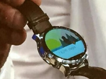 Fossil研发的一款圆形屏幕智能手表，预计会在今年上市