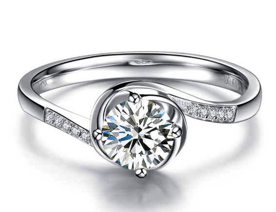 如何辨别真假钻石戒指？购买钻石戒指时需要注意哪些细节？