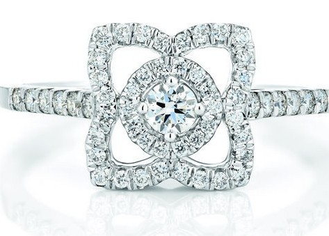 戴比尔斯钻石珠宝工艺j精湛，烘托莲花独特光耀气质