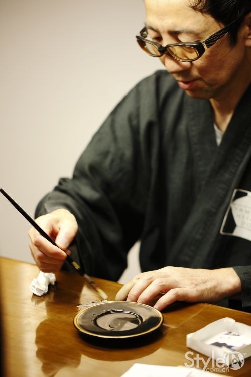 005 -Master Minori Koizumi preparing urushi lacquer