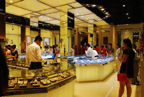 珠宝加工企业被迫转型，商品和服务仍是零售企业的本质