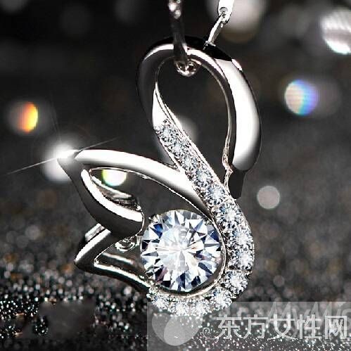 2016施华洛世奇饰品 高雅的天鹅吊坠简直太美啦