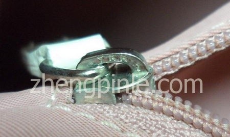 Dior包少女系列Girly Dior包的拉链为YKK订制拉链