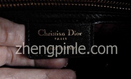 假的Dior包的内标签