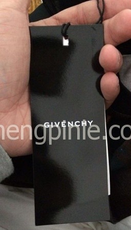 正品纪梵希Givenchy服装的吊牌正面