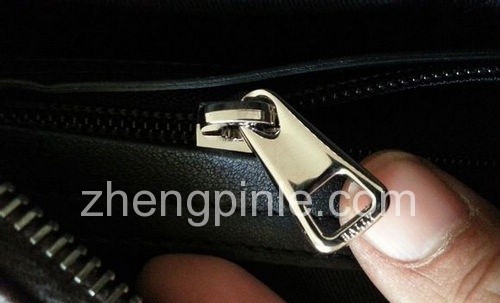 正品bally皮包大多使用瑞士riri订制拉链