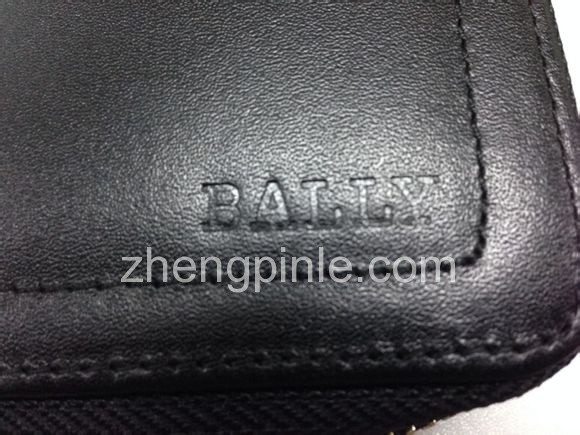 假的bally皮包的logo压印浅并且不清晰。