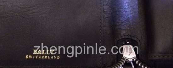 正品bally皮包拉链的背面有V型标志