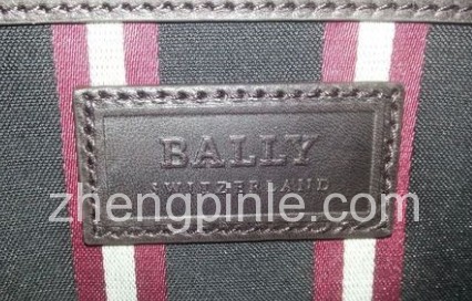 bally标牌后面的红白条纹要完全对称,并且缝线工整对称