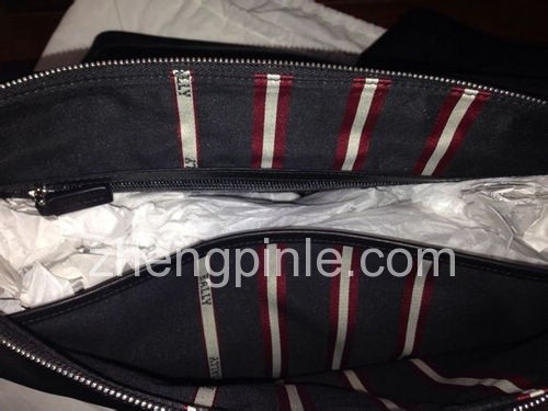 正品bally里衬上的色带为红白红