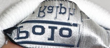 反面的一条细横着的荧光线,那是织线,或者说是领标织线防伪。