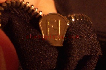 正品芬迪fendi的拉链反面有双F字母