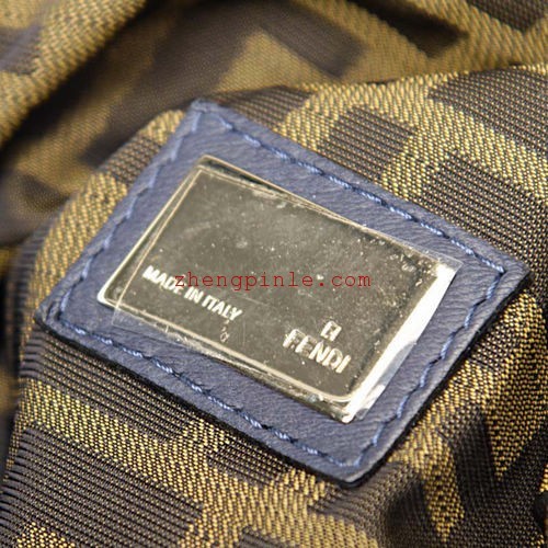 芬迪新报的金属牌上有保护膜