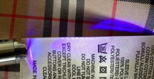 burberry洗水唛侧面,仔细看会看到有一根极细的走线