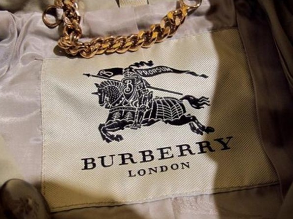 BURBERRY风衣上的大马标