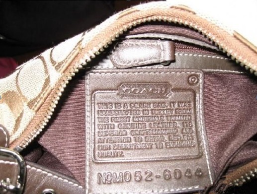 内里皮牌,这个包购自outlet,所以右上有个额外双圈钢印,表示是打折品