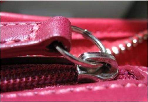 Coach包内里皮钢印字都非常清晰,拉链都有YKK的字样在上面