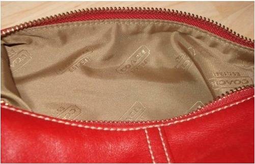 coach外面为皮革,里面是signature的内衬