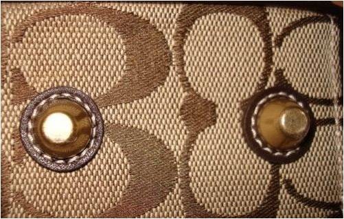 COACH包做工精细讲究,线缝针脚均匀