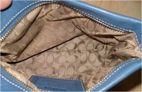 正品蓝色皮包的迷你signature的内衬